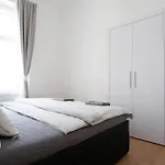The Dante Family And Friends Apartment - City Center, Parking