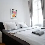 The Dante Family And Friends Apartment - City Center, Parking