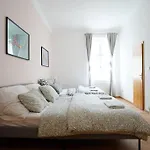 The Dante Family And Friends Apartment - City Center, Parking