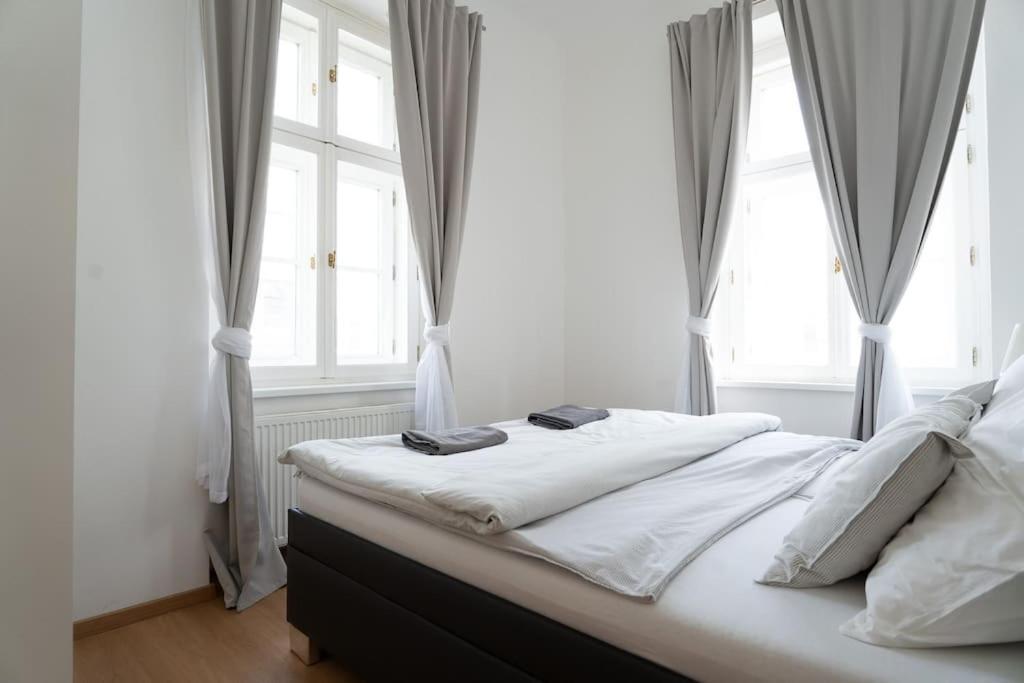 The Dante Family And Friends - Center, Parking Apartment Prague